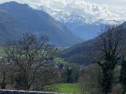 Beautiful Property with Mountain Views and Guest House 35 minutes south of Pau